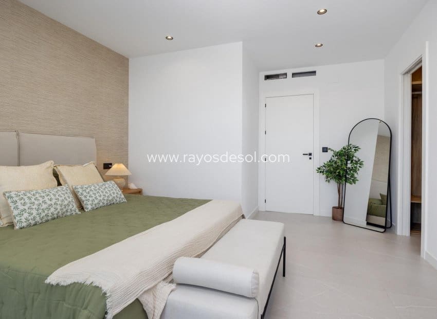 3 soveværelse Villa til salg i Torrevieja med swimmingpool - € 585.000 (Ref: 8784594)