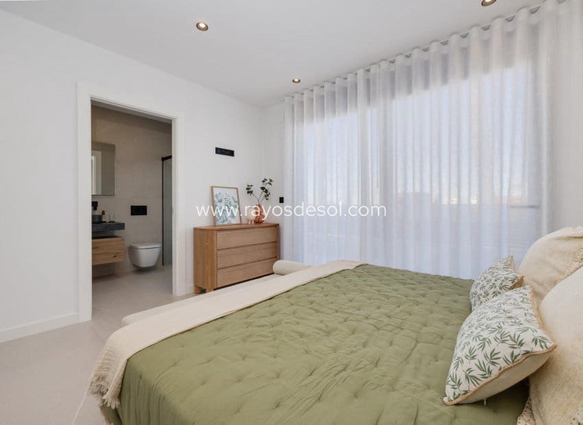 3 soveværelse Villa til salg i Torrevieja med swimmingpool - € 585.000 (Ref: 8784594)
