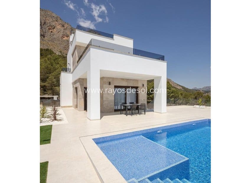 3 bedroom Villa for sale in Polop with pool - € 598,000 (Ref: 8826535)