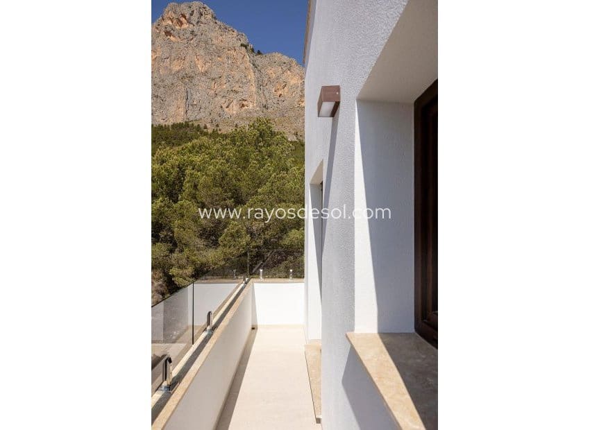 3 bedroom Villa for sale in Polop with pool - € 598,000 (Ref: 8826535)