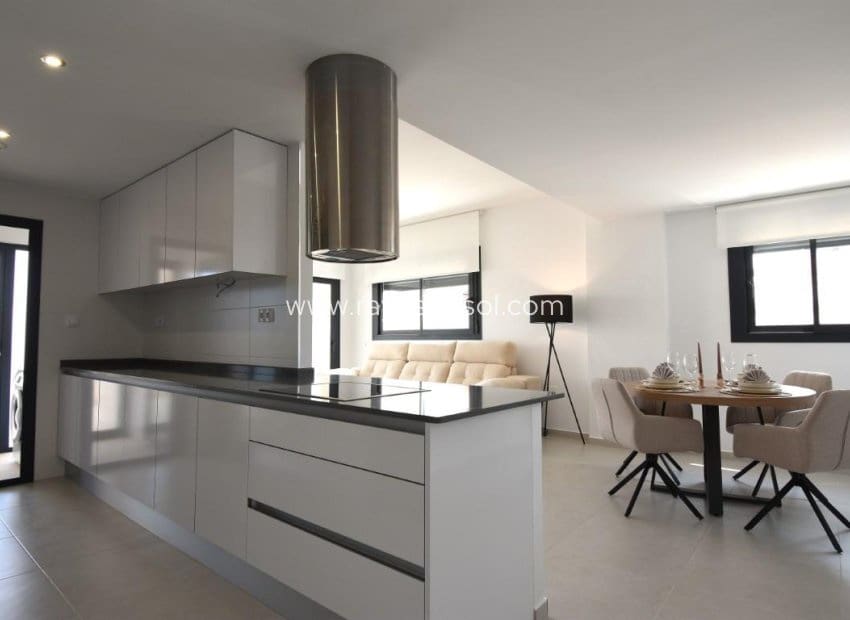 3 makuuhuone Huoneisto myytävänä paikassa San Miguel de Salinas mukana uima-altaan - 276 000 € (Ref: 8866644)