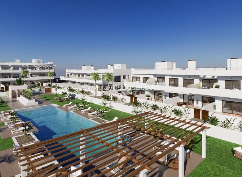 2 soveværelse Lejlighed til salg i Los Alcazares med swimmingpool - € 304.000 (Ref: 8938079)
