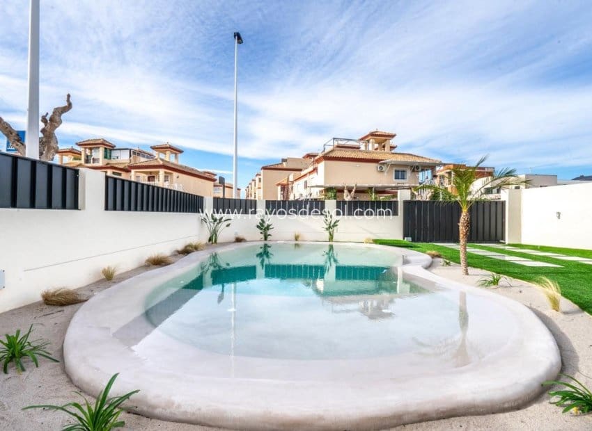 3 bedroom Villa for sale in Roldan with pool - € 415,950 (Ref: 8990143)