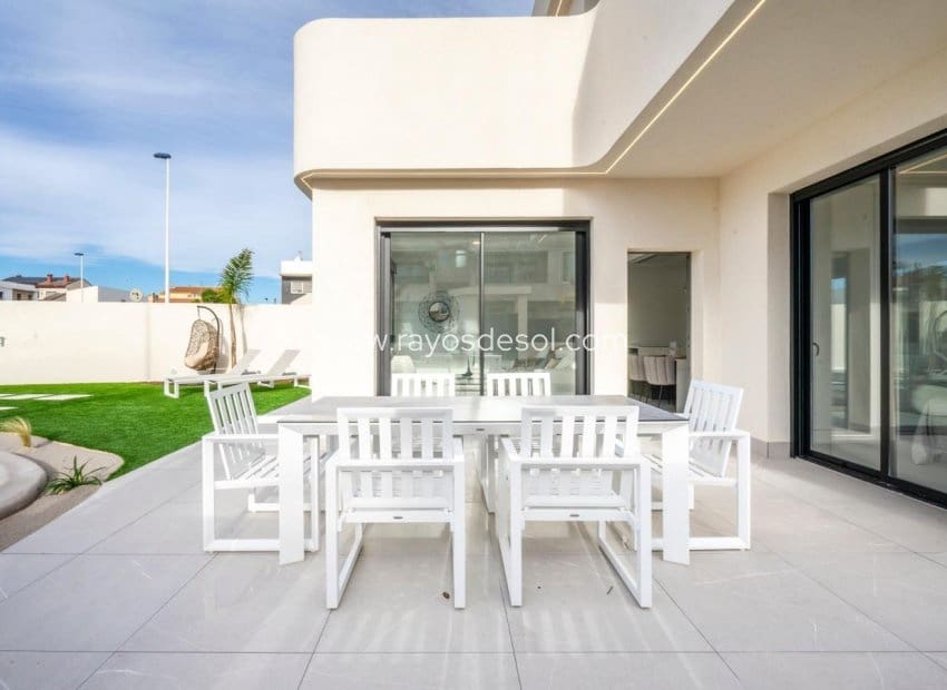 3 bedroom Villa for sale in Roldan with pool - € 415,950 (Ref: 8990143)