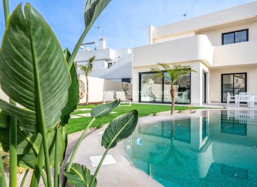 3 bedroom Villa for sale in Roldan with pool - € 415,950 (Ref: 8990143)