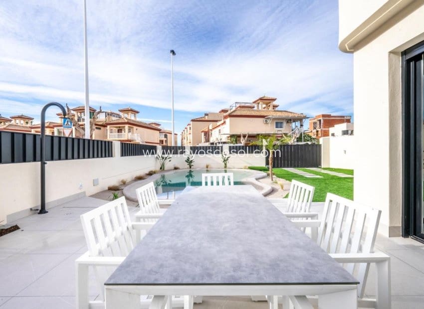 3 bedroom Villa for sale in Roldan with pool - € 415,950 (Ref: 8990143)