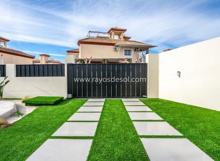 3 bedroom Villa for sale in Roldan with pool - € 415,950 (Ref: 8990143)