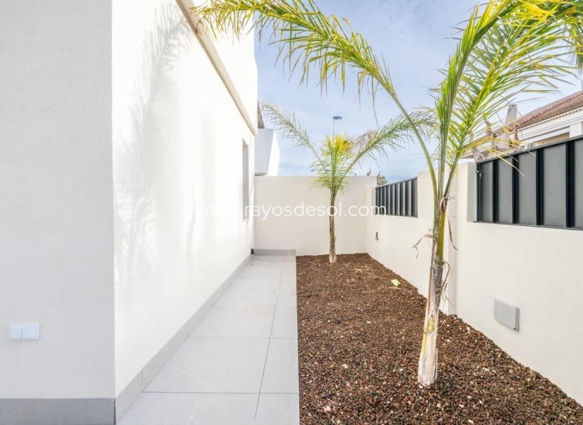 3 bedroom Villa for sale in Roldan with pool - € 415,950 (Ref: 8990143)