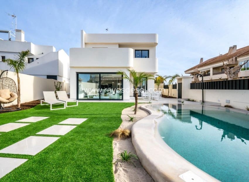 3 bedroom Villa for sale in Roldan with pool - € 415,950 (Ref: 8990143)