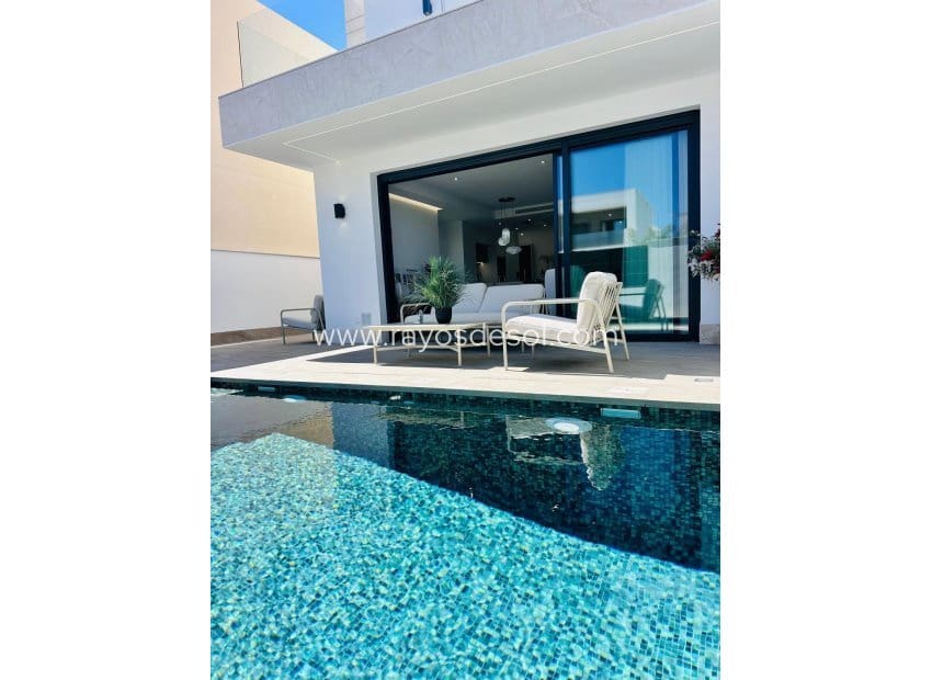 3 slaapkamer Villa te koop in San Pedro del Pinatar met zwembad - € 489.000 (Ref: 8997307)