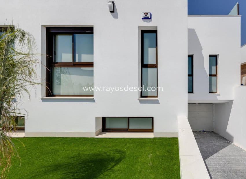 3 bedroom Villa for sale in Los Alcazares with pool - € 695,000 (Ref: 9006491)