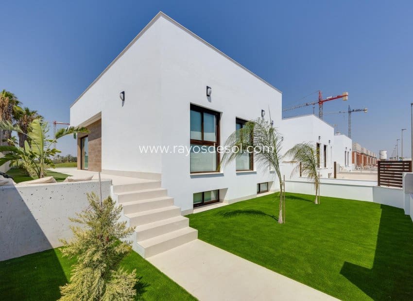 3 bedroom Villa for sale in Los Alcazares with pool - € 695,000 (Ref: 9006491)