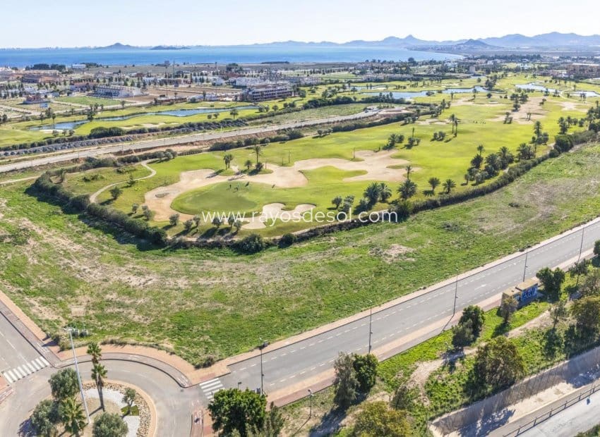 2 soveværelse Lejlighed til salg i Los Alcazares med swimmingpool - € 299.000 (Ref: 9025243)