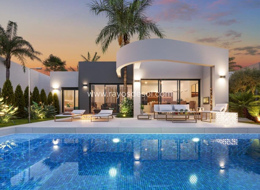 3 soveværelse Villa til salg i Los Alcazares med swimmingpool - € 550.000 (Ref: 9025245)