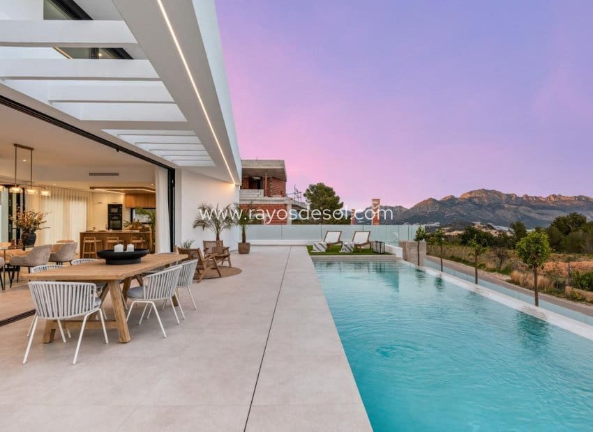 4 bedroom Villa for sale in Polop with pool - € 725,000 (Ref: 9049770)