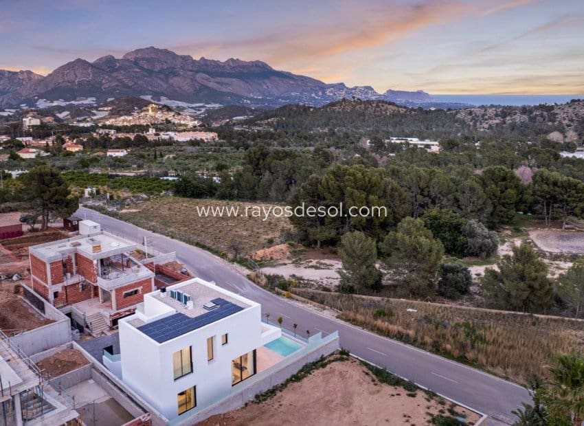 4 bedroom Villa for sale in Polop with pool - € 725,000 (Ref: 9049770)