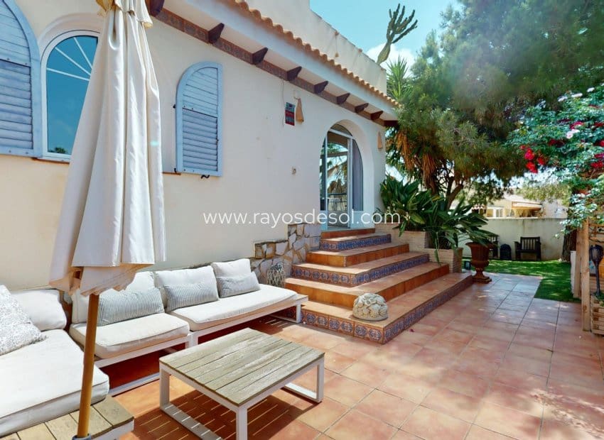 5 soveværelse Villa til salg i La Zenia med swimmingpool - € 795.000 (Ref: 9113171)