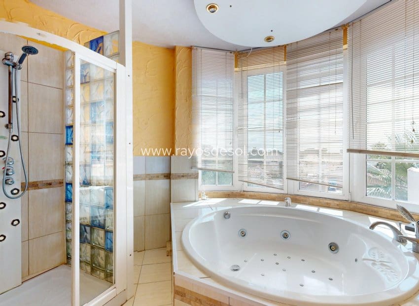 5 soveværelse Villa til salg i La Zenia med swimmingpool - € 795.000 (Ref: 9113171)