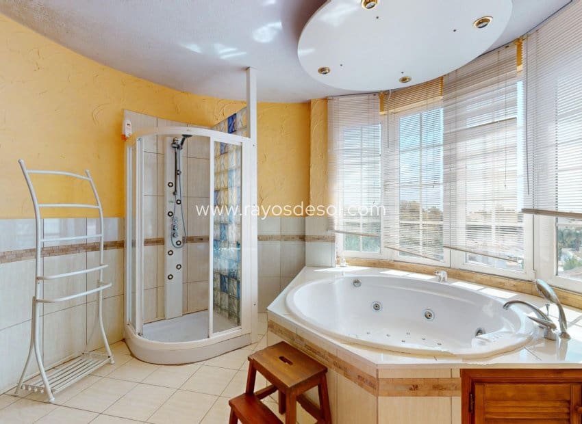 5 soveværelse Villa til salg i La Zenia med swimmingpool - € 795.000 (Ref: 9113171)