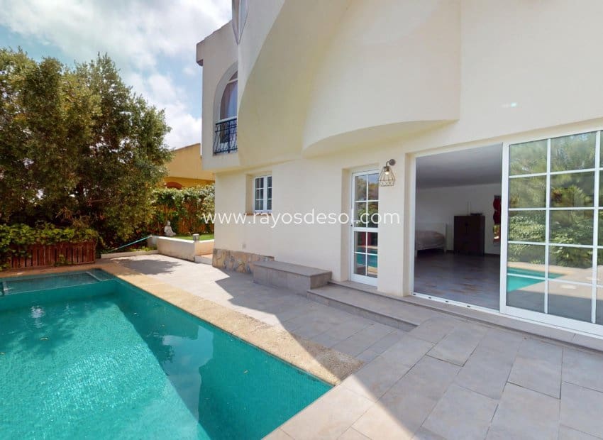 5 soveværelse Villa til salg i La Zenia med swimmingpool - € 795.000 (Ref: 9113171)