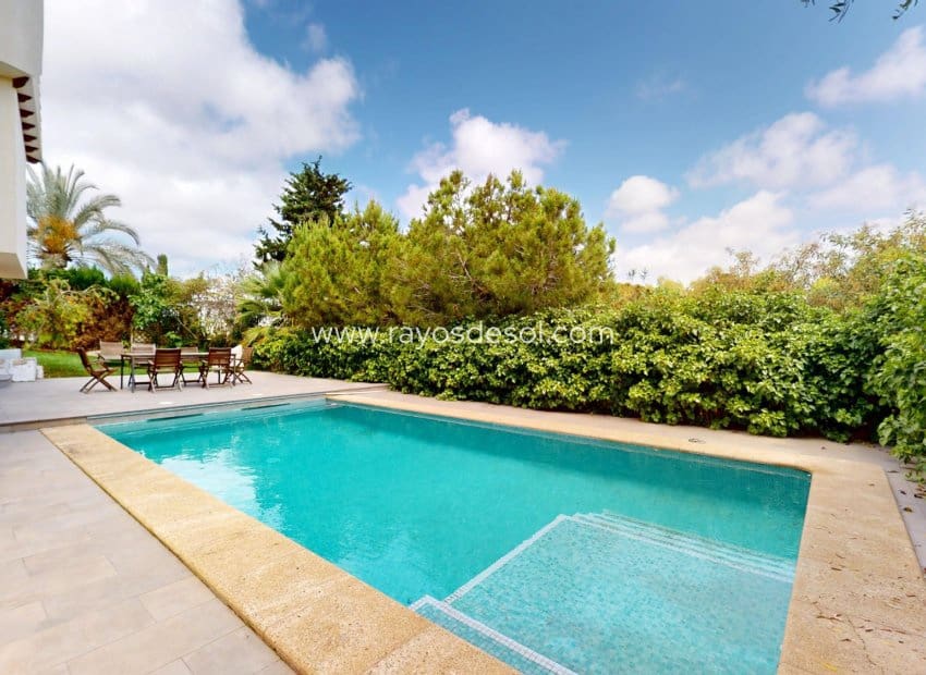 5 soveværelse Villa til salg i La Zenia med swimmingpool - € 795.000 (Ref: 9113171)