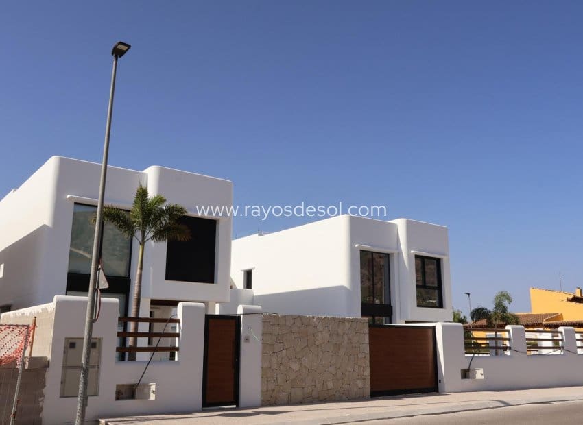 4 bedroom Villa for sale in Albir with pool - € 875,000 (Ref: 9131785)