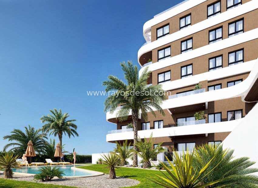 3 quarto Penthouse para venda em Guardamar del Segura com piscina - 695 000 € (Ref: 9177004)