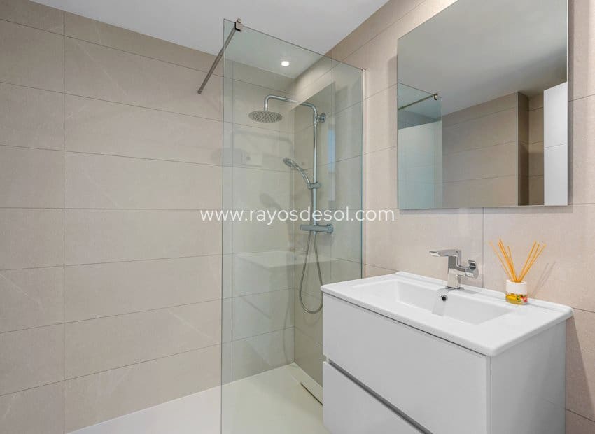 2 soveværelse Lejlighed til salg i Punta Prima med swimmingpool - € 509.995 (Ref: 9177103)