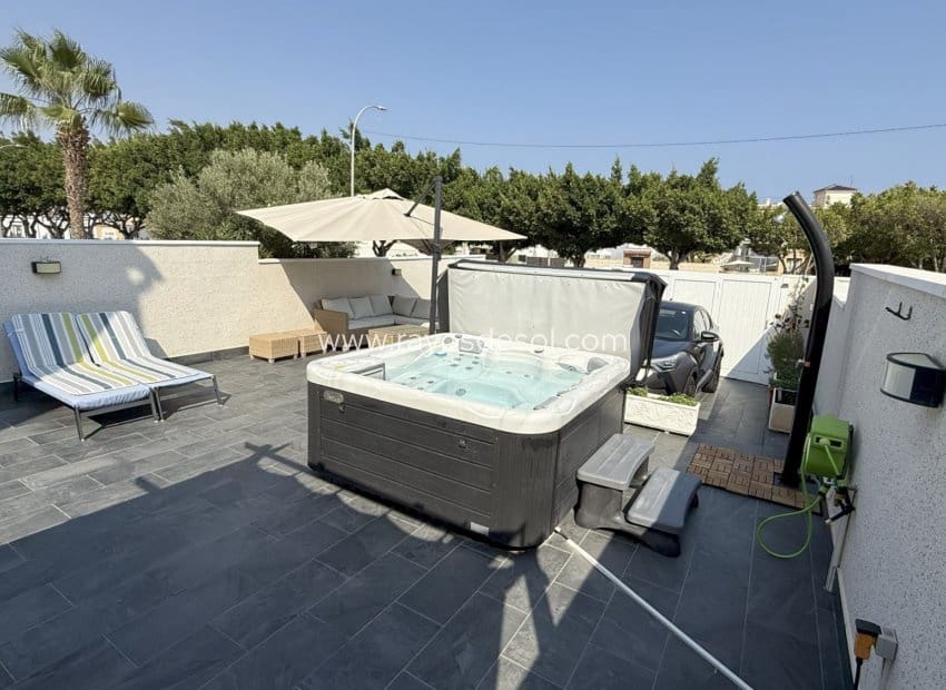 2 soveværelse Byhus til salg i La Zenia med swimmingpool - € 349.900 (Ref: 9191499)