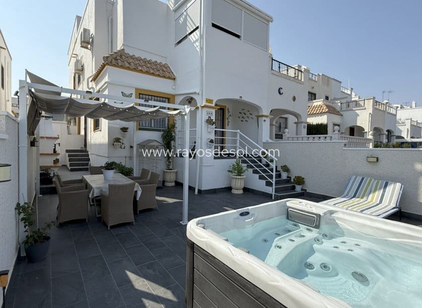 2 soveværelse Byhus til salg i La Zenia med swimmingpool - € 349.900 (Ref: 9191499)