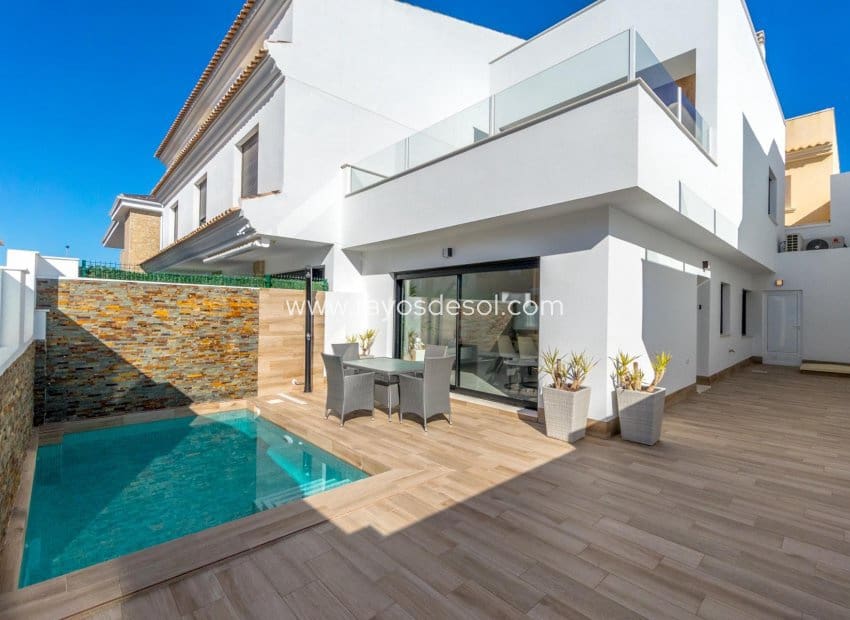 Chalet de 3 habitaciones en San Pedro del Pinatar en venta con piscina - 380.000 € (Ref: 9266545)