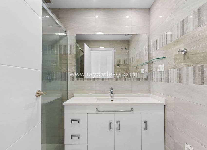 2 soveværelse Lejlighed til salg i Punta Prima med swimmingpool - € 420.000 (Ref: 9285646)