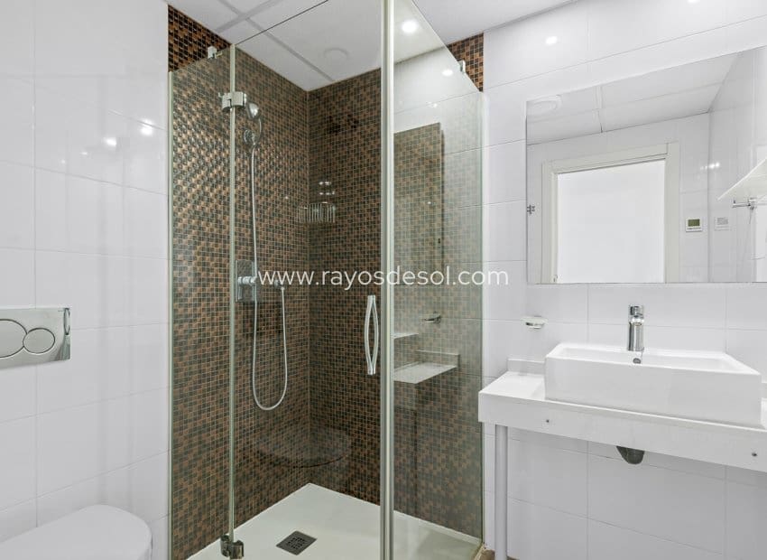 2 soveværelse Lejlighed til salg i Punta Prima med swimmingpool - € 420.000 (Ref: 9285646)