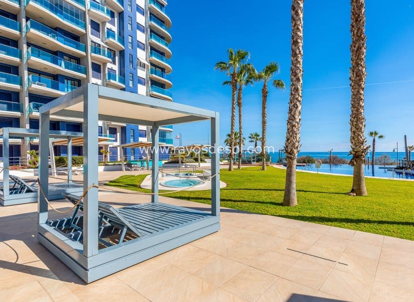 2 soveværelse Lejlighed til salg i Punta Prima med swimmingpool - € 420.000 (Ref: 9285646)