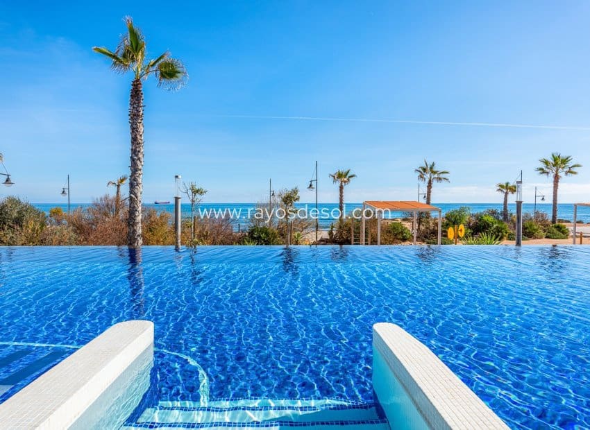 2 soveværelse Lejlighed til salg i Punta Prima med swimmingpool - € 420.000 (Ref: 9285646)