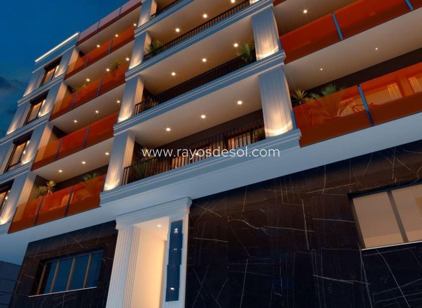 2 soverom Penthouse til salgs i Torrevieja med svømmebasseng - € 349 000 (Ref: 9380126)