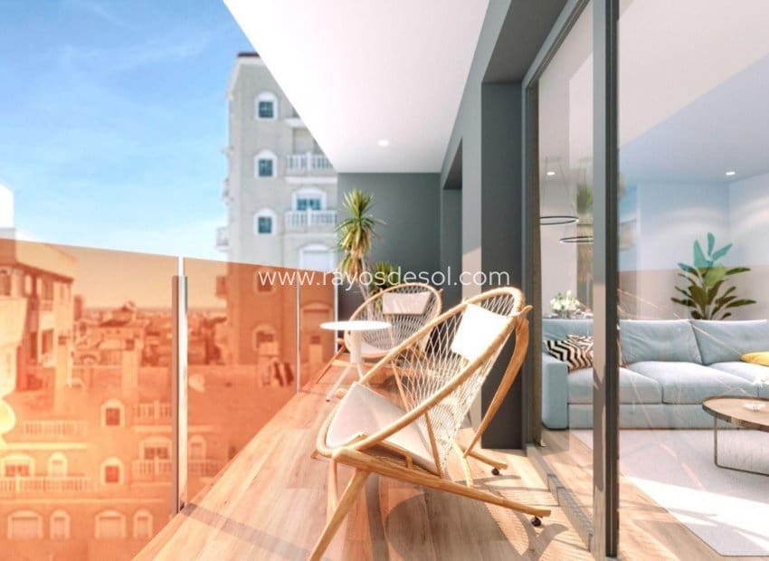 2 soverom Penthouse til salgs i Torrevieja med svømmebasseng - € 349 000 (Ref: 9380126)