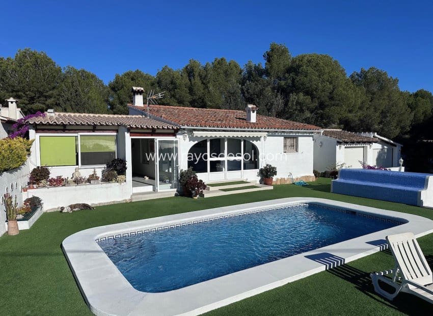Chalet de 3 habitaciones en Moraira en venta con piscina - 850.000 € (Ref: 9466301)