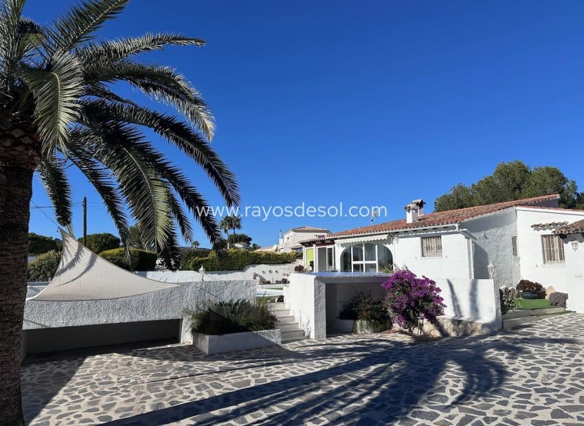 Chalet de 3 habitaciones en Moraira en venta con piscina - 850.000 € (Ref: 9466301)