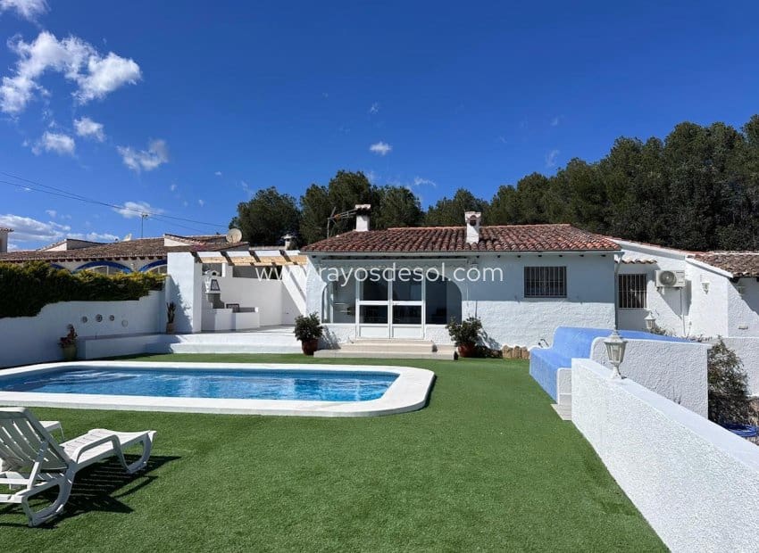 3 bedroom Villa for sale in Moraira with pool - € 850,000 (Ref: 9466301)