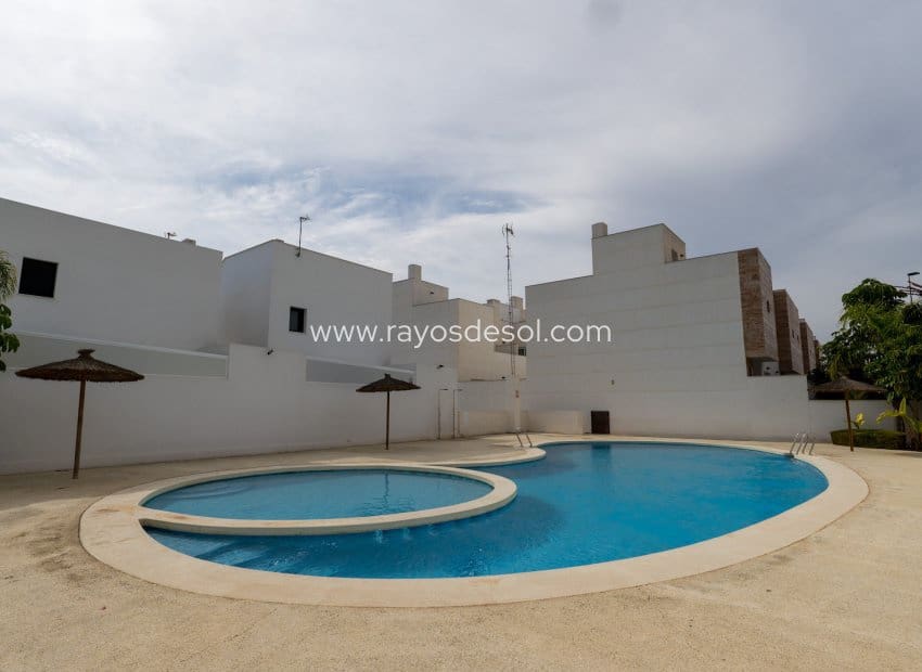 4 soveværelse Byhus til salg i San Pedro del Pinatar med swimmingpool - € 359.000 (Ref: 9496655)