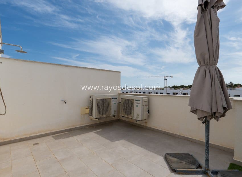 4 soveværelse Byhus til salg i San Pedro del Pinatar med swimmingpool - € 359.000 (Ref: 9496655)