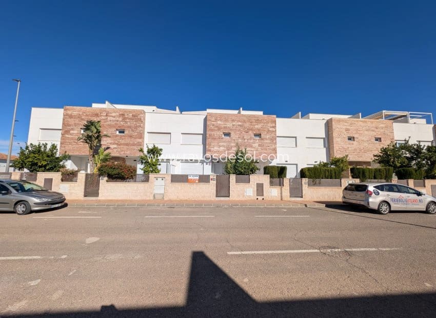 4 soveværelse Byhus til salg i San Pedro del Pinatar med swimmingpool - € 359.000 (Ref: 9496655)