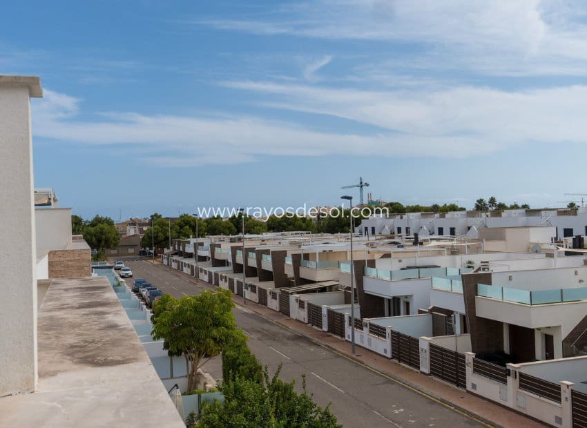 4 soveværelse Byhus til salg i San Pedro del Pinatar med swimmingpool - € 359.000 (Ref: 9496655)
