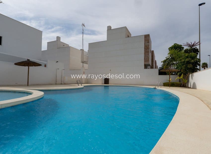 4 soveværelse Byhus til salg i San Pedro del Pinatar med swimmingpool - € 359.000 (Ref: 9496655)