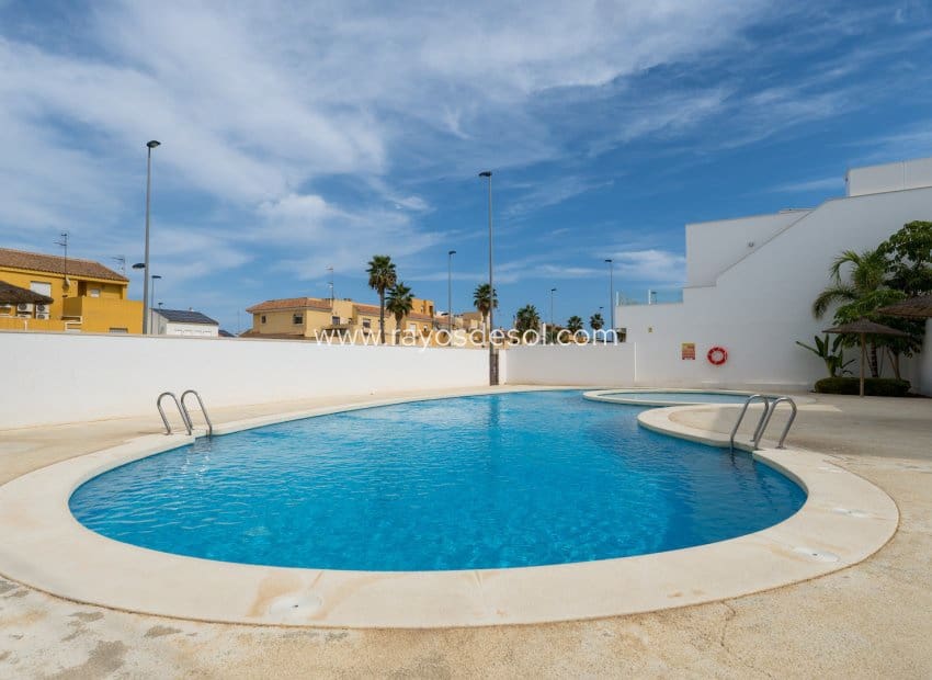 4 soveværelse Byhus til salg i San Pedro del Pinatar med swimmingpool - € 359.000 (Ref: 9496655)
