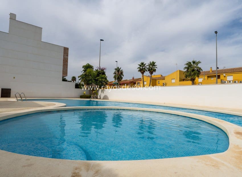 4 soveværelse Byhus til salg i San Pedro del Pinatar med swimmingpool - € 359.000 (Ref: 9496655)