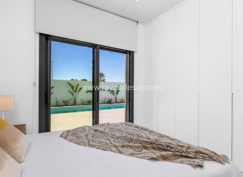 3 chambre Villa/Maison à vendre à Los Alcazares avec piscine - 689 900 € (Ref: 9506980)