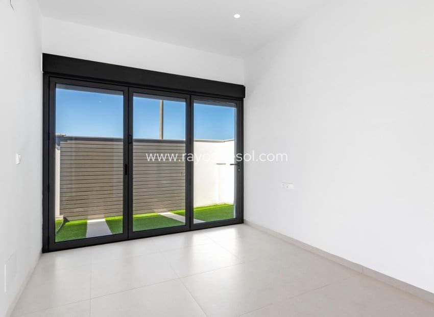 3 chambre Villa/Maison à vendre à Los Alcazares avec piscine - 689 900 € (Ref: 9506980)