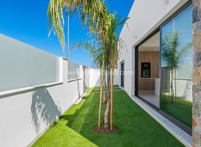 3 chambre Villa/Maison à vendre à Los Alcazares avec piscine - 689 900 € (Ref: 9506980)